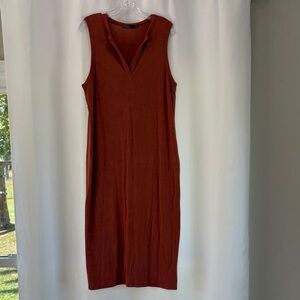 Chic Sleeveless Midi Dress in Rust